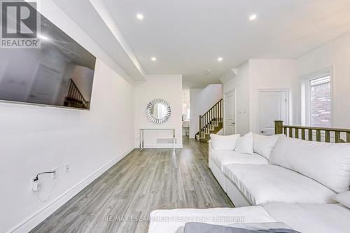 28 Barley Lane, Hamilton, ON - Indoor Photo Showing Living Room