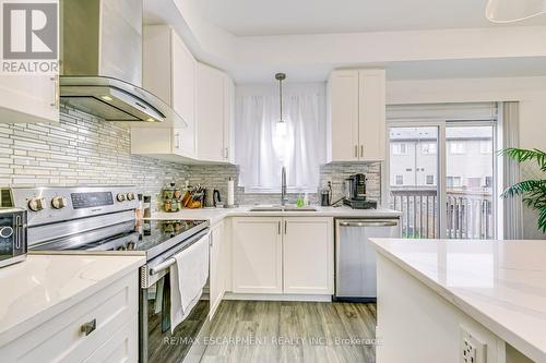 28 Barley Lane, Hamilton, ON - Indoor Photo Showing Kitchen