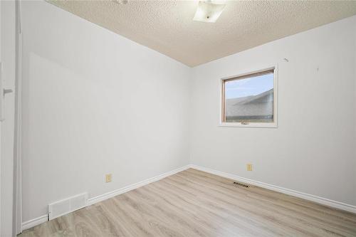 290 Kirkbridge Drive, Winnipeg, MB - Indoor Photo Showing Other Room