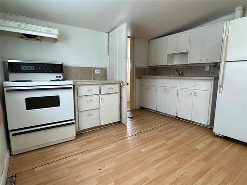 635 3Rd Street Ne, Portage La Prairie, MB - Indoor Photo Showing Kitchen