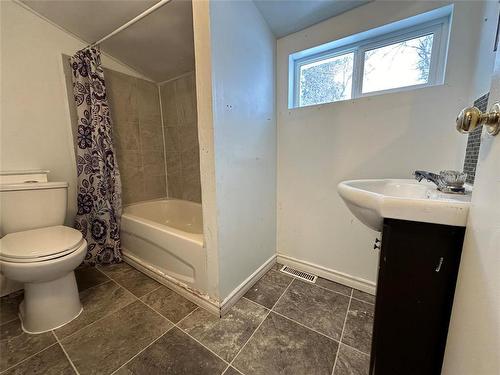 635 3Rd Street Ne, Portage La Prairie, MB - Indoor Photo Showing Bathroom