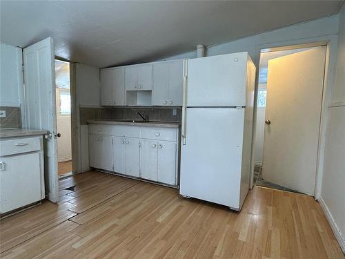 635 3Rd Street Ne, Portage La Prairie, MB - Indoor Photo Showing Kitchen