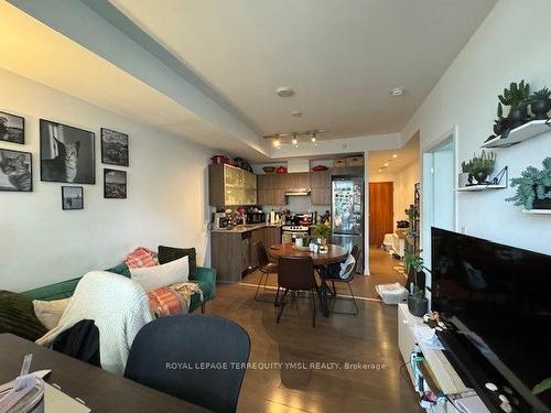 906-170 Fort York Blvd, Toronto, ON - Indoor Photo Showing Living Room