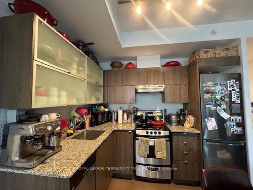 906-170 Fort York Blvd, Toronto, ON - Indoor Photo Showing Kitchen