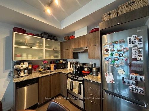 906-170 Fort York Blvd, Toronto, ON - Indoor Photo Showing Kitchen