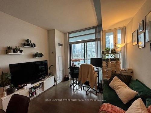 906-170 Fort York Blvd, Toronto, ON - Indoor Photo Showing Living Room