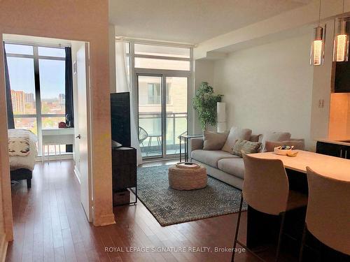 1601-1171 Queen St W, Toronto, ON - Indoor Photo Showing Living Room