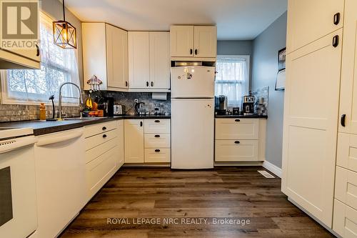 20 Richmond Street, Thorold (557 - Thorold Downtown), ON - Indoor Photo Showing Kitchen