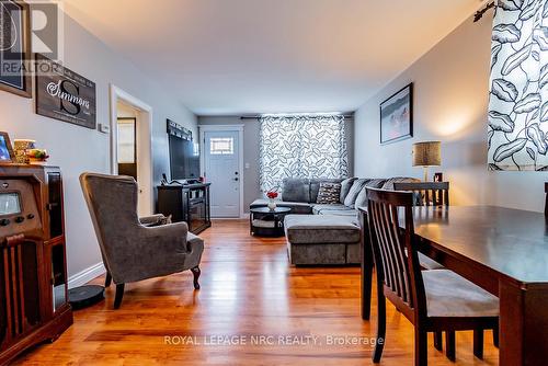 20 Richmond Street, Thorold (557 - Thorold Downtown), ON - Indoor Photo Showing Living Room