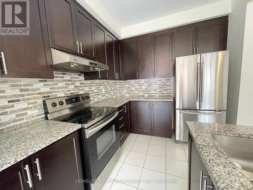 32 Falconridge Terrace, East Gwillimbury, ON - Indoor Photo Showing Kitchen With Upgraded Kitchen