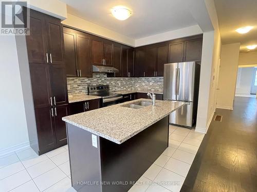 32 Falconridge Terrace, East Gwillimbury, ON - Indoor Photo Showing Kitchen With Double Sink With Upgraded Kitchen