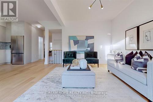 16 Bond Lake Park Street, Richmond Hill, ON - Indoor Photo Showing Living Room