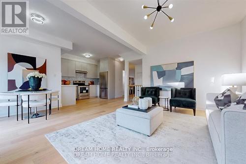 16 Bond Lake Park Street, Richmond Hill, ON - Indoor Photo Showing Living Room