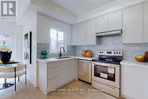 16 Bond Lake Park Street, Richmond Hill, ON - Indoor Photo Showing Kitchen With Upgraded Kitchen