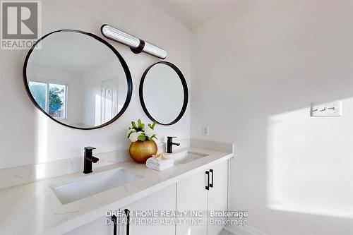 16 Bond Lake Park Street, Richmond Hill, ON - Indoor Photo Showing Bathroom