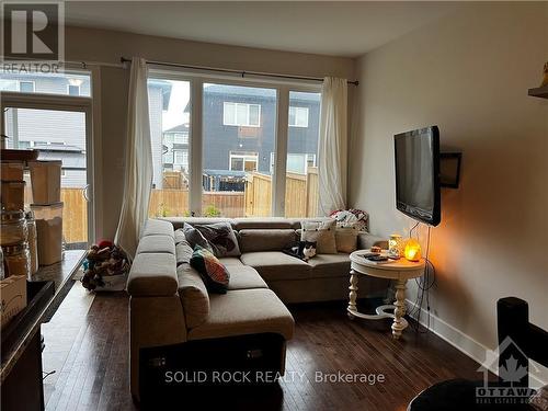 18 Antonakos Drive, Lanark, ON - Indoor Photo Showing Living Room