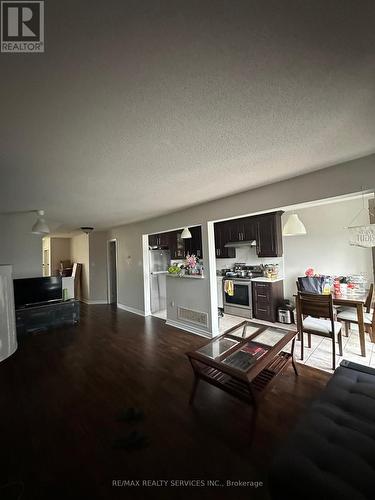 174 Twin Pines Crescent, Brampton, ON - Indoor Photo Showing Living Room