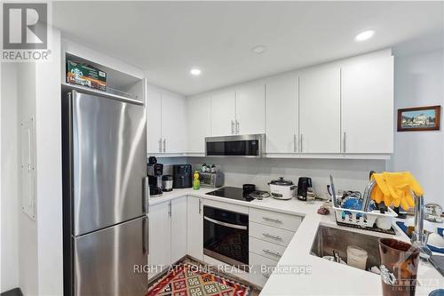 1604 - 340 Queen Street, Ottawa Centre (4101 - Ottawa Centre), ON - Indoor Photo Showing Kitchen With Stainless Steel Kitchen