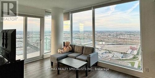 5609 - 7890 Jane Street, Vaughan, ON - Indoor Photo Showing Living Room