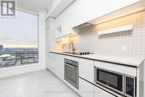 1909 - 5 Buttermill Avenue, Vaughan, ON - Indoor Photo Showing Kitchen