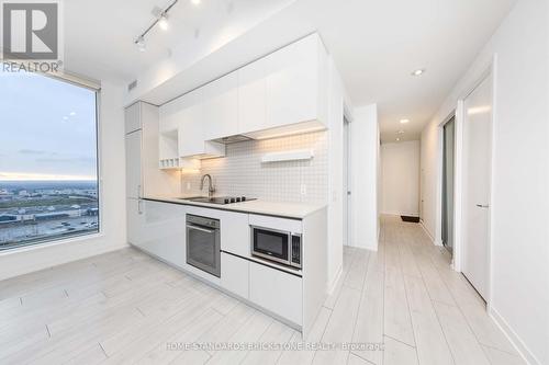 1909 - 5 Buttermill Avenue, Vaughan, ON - Indoor Photo Showing Kitchen