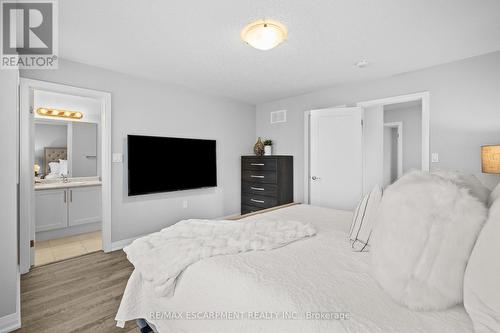 271 Dalgleish Trail, Hamilton, ON - Indoor Photo Showing Bedroom