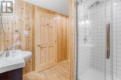 36 Hillcrest Avenue, Brantford, ON - Indoor Photo Showing Bathroom