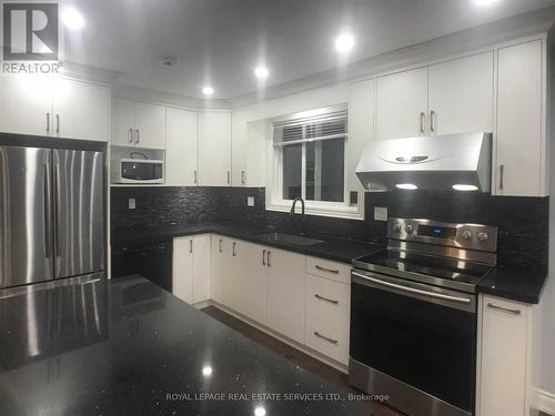 3383 Ellengale Drive, Mississauga, ON - Indoor Photo Showing Kitchen With Upgraded Kitchen