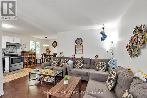 748 Little Hill Street, London, ON - Indoor Photo Showing Living Room