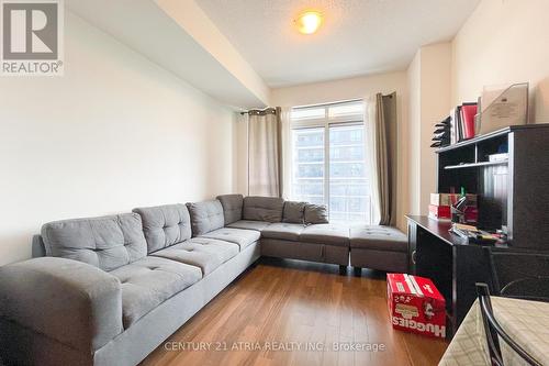 735 - 7161 Yonge Street, Markham, ON - Indoor Photo Showing Living Room