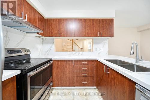 1204 Prestonwood Crescent, Mississauga, ON - Indoor Photo Showing Kitchen With Double Sink With Upgraded Kitchen