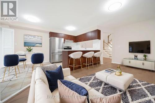 1204 Prestonwood Crescent, Mississauga, ON - Indoor Photo Showing Living Room