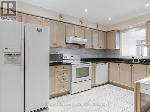 3856 Coachman Circle, Mississauga, ON - Indoor Photo Showing Kitchen