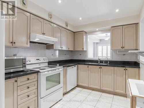 3856 Coachman Circle, Mississauga, ON - Indoor Photo Showing Kitchen