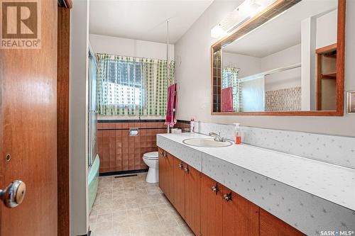 339 Witney Avenue S, Saskatoon, SK - Indoor Photo Showing Bathroom