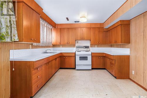 339 Witney Avenue S, Saskatoon, SK - Indoor Photo Showing Kitchen