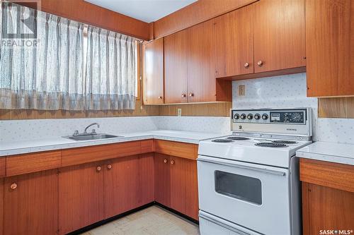 339 Witney Avenue S, Saskatoon, SK - Indoor Photo Showing Kitchen