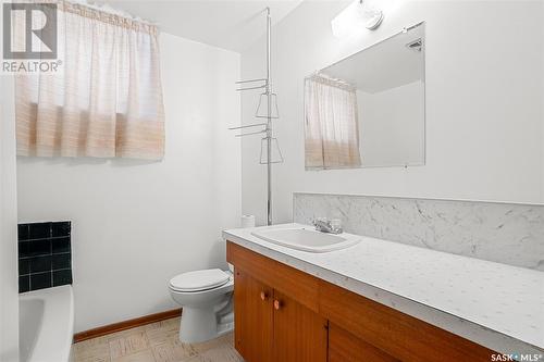 339 Witney Avenue S, Saskatoon, SK - Indoor Photo Showing Bathroom