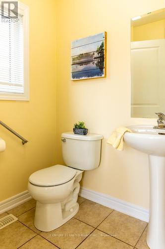 856 Emery Way, Peterborough (Monaghan), ON - Indoor Photo Showing Bathroom