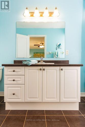 856 Emery Way, Peterborough (Monaghan), ON - Indoor Photo Showing Bathroom