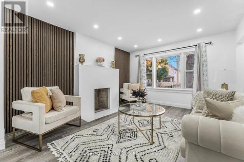 304 Wallace Avenue S, Welland, ON - Indoor Photo Showing Living Room