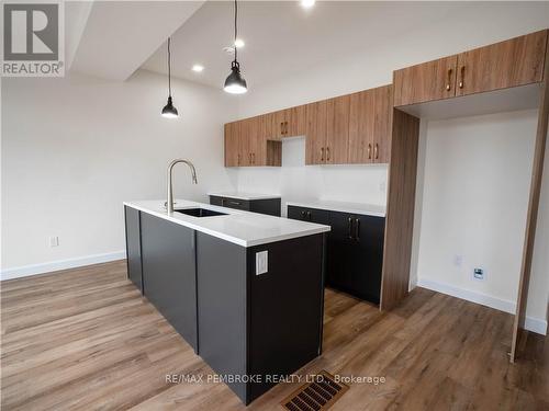 13 Northbrook Street, Petawawa (520 - Petawawa), ON - Indoor Photo Showing Kitchen