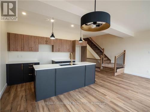 13 Northbrook Street, Petawawa (520 - Petawawa), ON - Indoor Photo Showing Kitchen