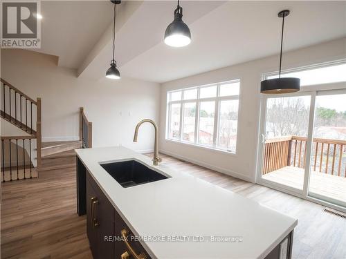 13 Northbrook Street, Petawawa (520 - Petawawa), ON - Indoor Photo Showing Kitchen