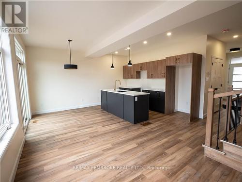 13 Northbrook Street, Petawawa (520 - Petawawa), ON - Indoor Photo Showing Kitchen