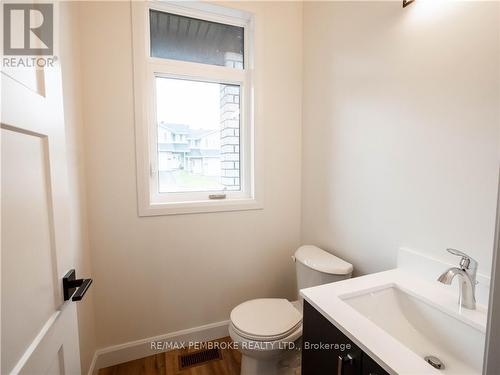 13 Northbrook Street, Petawawa (520 - Petawawa), ON - Indoor Photo Showing Bathroom