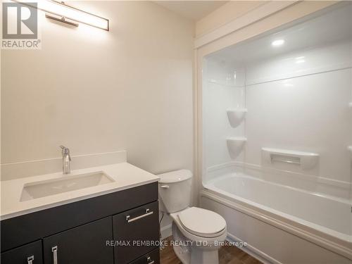 13 Northbrook Street, Petawawa (520 - Petawawa), ON - Indoor Photo Showing Bathroom