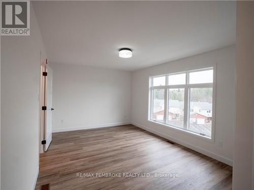 13 Northbrook Street, Petawawa (520 - Petawawa), ON - Indoor Photo Showing Other Room