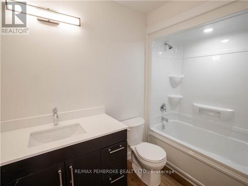 13 Northbrook Street, Petawawa (520 - Petawawa), ON - Indoor Photo Showing Bathroom