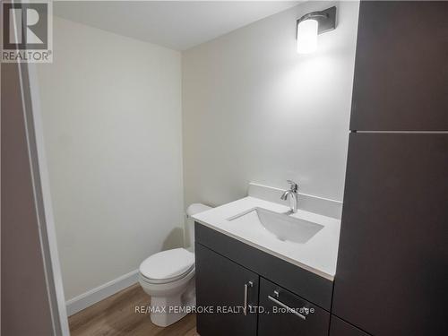 13 Northbrook Street, Petawawa (520 - Petawawa), ON - Indoor Photo Showing Bathroom